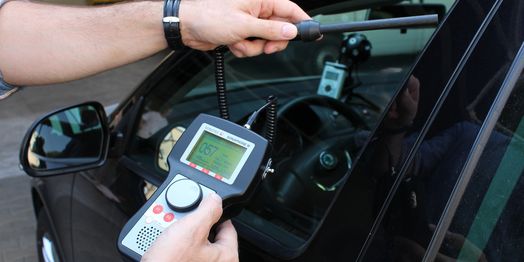 Ultrasonic tightness testing at a car with ultrasonic testing device and sensor Ultrasonic tightness testing at a car with ultrasonic testing device and sensor