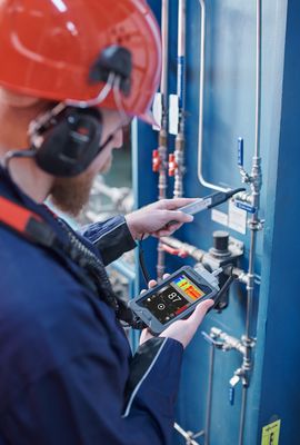 Leak detection of compressed air system with ultrasonic testing device and airborne senso Leak detection of compressed air system with ultrasonic testing device and airborne sensor
