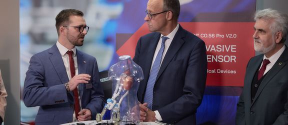 SONOTEC employee explains sensors for medical technology