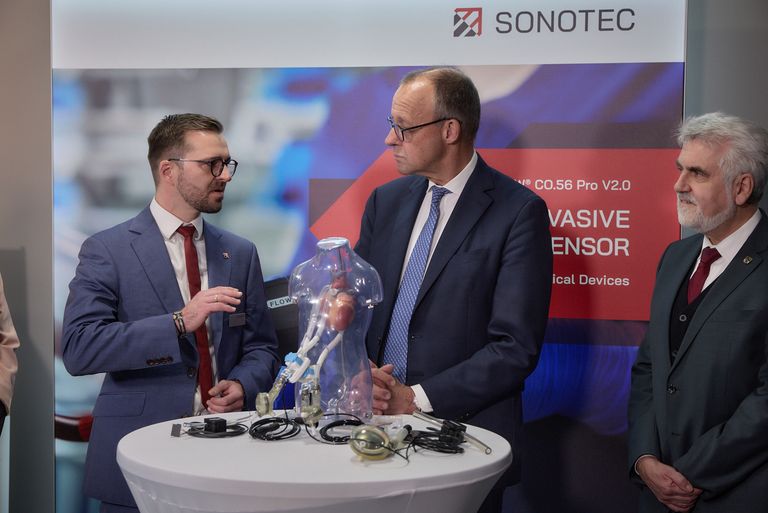 SONOTEC employee explains sensors for medical technology