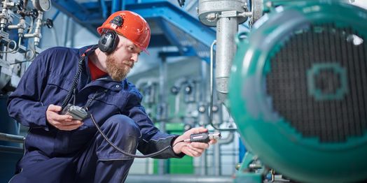 condition monitoring of a bearing with ultrasonic testing device and sensor